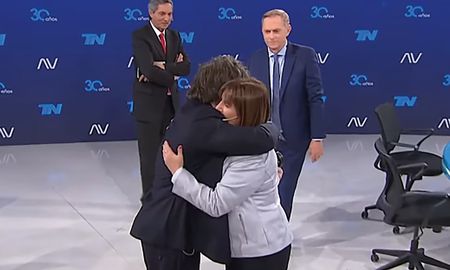 Qué revolución armamos, ¿no?, le dijo el liberal a Bullrich. Qué revolución armamos, ¿no?, le dijo el liberal a Bullrich.