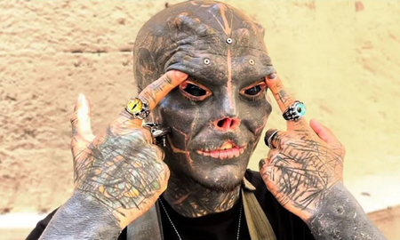 Black Alien, el hombre que se amputó dos dedos para convertirse en ET.