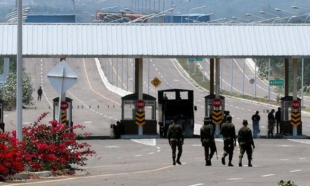 tienditas: el puente de la discordia bloqueado por los chavistas tienditas: el puente de la discordia bloqueado por los chavistas
