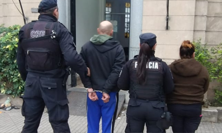 La policía intervino para disuadir un disturbio familiar en barrio Sargento Cabral y terminó deteniendo a un hombre acusado de abuso y maltrato infantil. La policía intervino para disuadir un disturbio familiar en barrio Sargento Cabral y terminó deteniendo a un hombre acusado de abuso y maltrato infantil.