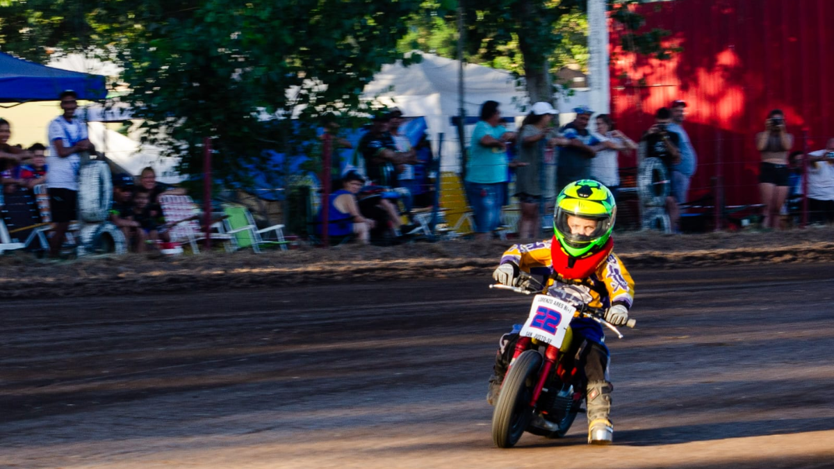 Con el apoyo de toda su familia, Lorenzo sigue participando en competiciones para cada vez llegar más lejos. Con el apoyo de toda su familia, Lorenzo sigue participando en competiciones para cada vez llegar más lejos.