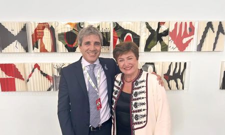 El Fondo Monetario Internacional (FMI) confirmó la aprobación de la segunda revisión del acuerdo con la Argentina por US$20.000 millones, por lo que destrabó el desembolso correspondiente a US$1.000 millones. El Fondo Monetario Internacional (FMI) confirmó la aprobación de la segunda revisión del acuerdo con la Argentina por US$20.000 millones, por lo que destrabó el desembolso correspondiente a US$1.000 millones.