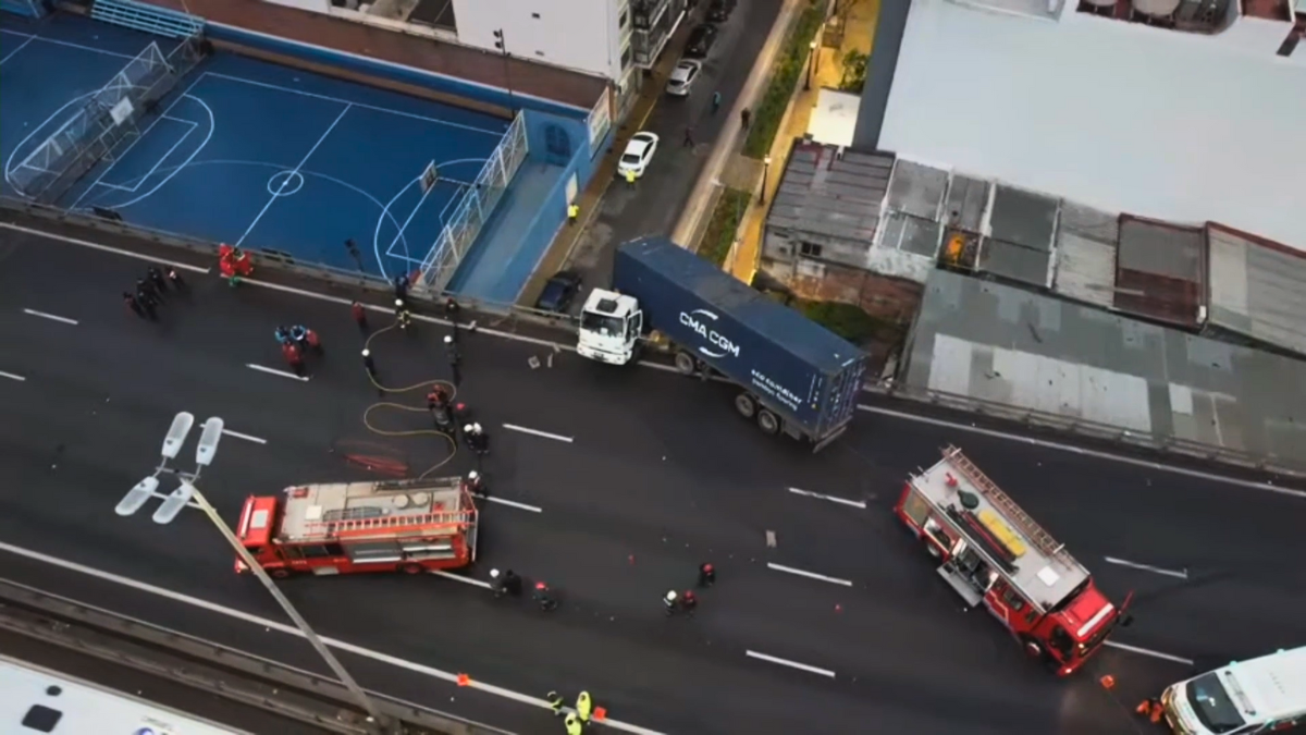 El hecho ocurre en sentido al centro a la altura del barrio de San Telmo. Hay colapso de tránsito en la zona. El chofer fue rescatado por personal del SAME.
