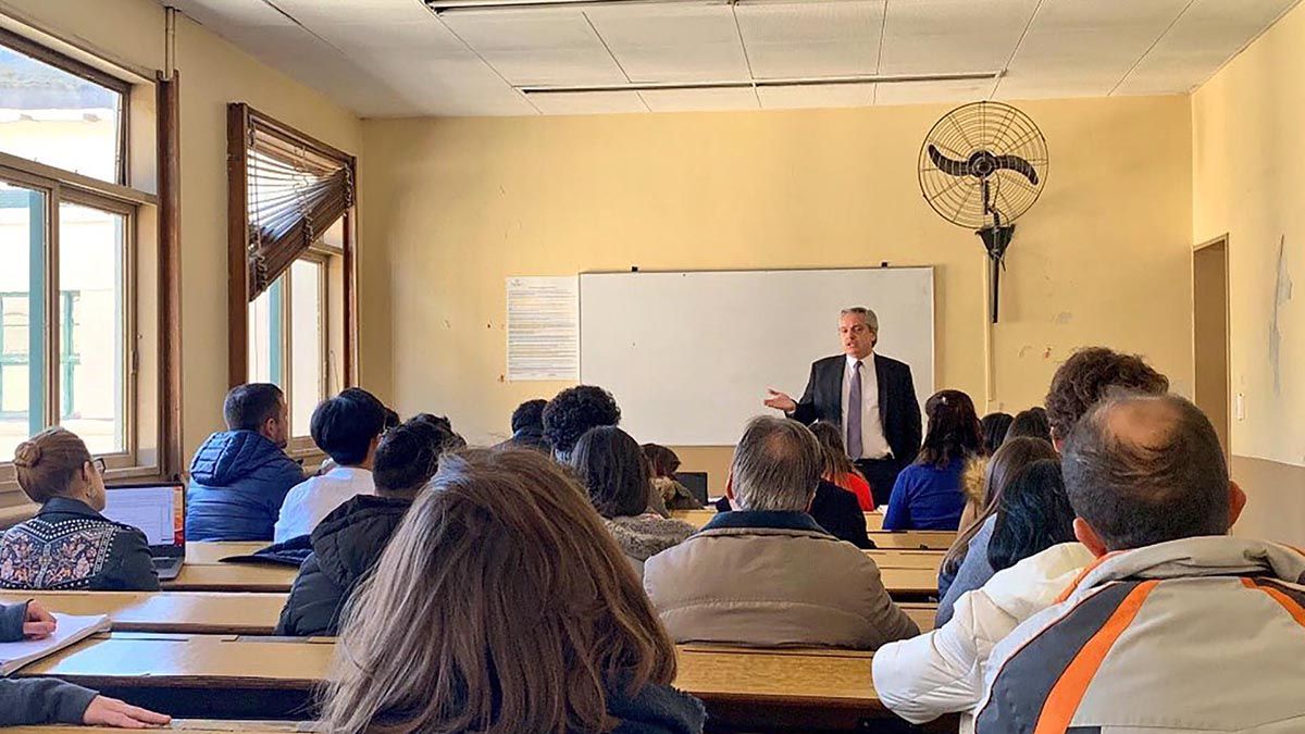 Alumnos de la UBA desafiaron al presidente a decir que "el vacunatorio VIP no es un delito" en el aula de la Facultad de Derecho.