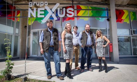 Mariano, Bonaglia y Fernández, socios del Grupo Nexus, junto a Avile Crespó (Conciliar) y David (Cinética Markeging) en las oficinas de la empresa en el puerto. Mariano, Bonaglia y Fernández, socios del Grupo Nexus, junto a Avile Crespó (Conciliar) y David (Cinética Markeging) en las oficinas de la empresa en el puerto.