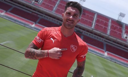 Adrián Arregui fue presentado como nuevo jugador de Independiente, al igual que Juan Manuel Insaurralde. Adrián Arregui fue presentado como nuevo jugador de Independiente, al igual que Juan Manuel Insaurralde.
