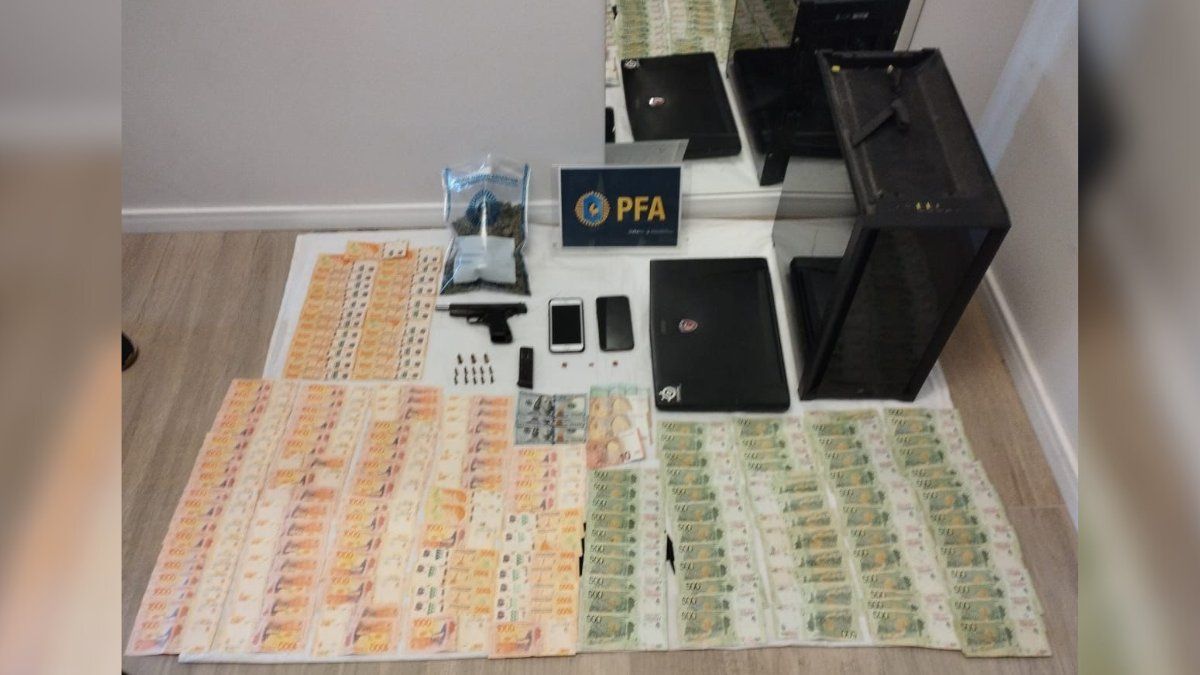 A Emiliano Tisera la Policía Fedetal le secuestró alrededor de 130 gramos de polvo MDMA (o éxtasis), 2.622 pastillas de éxtasis, 28 troqueles de LSD, 155,9 gamos de cristal, 170 gramos de cogoyos de marihuana, 3 pistolas calibre 9 milímetros (dos Bersa y una Browning), municiones, 823 mil pesos, 1200 dólares, 200 euros y 5 balanzas de precisión.