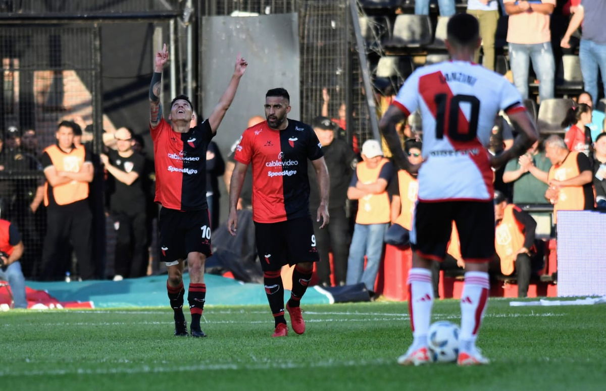 Botta marcó dos goles ante River y fue la gran figura de Colón. Botta marcó dos goles ante River y fue la gran figura de Colón.
