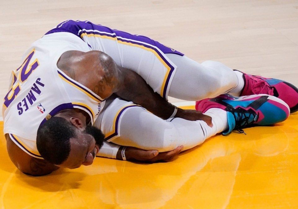 LeBron James sufrió una lesión en el partido de Los Ángeles Lakers ante Atlanta Hawks por la NBA y será baja por tiempo indefinido.