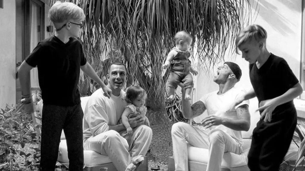 Ricky Martin junto a su esposo y sus cuatro hijos.