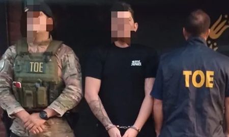 Jonatan Garraza, quien estuvo prófugo durante tres meses, es señalado como un engranaje clave dentro de la estructura criminal que habría planeado y ejecutado el homicidio de Pillín Bracamonte. Jonatan Garraza, quien estuvo prófugo durante tres meses, es señalado como un engranaje clave dentro de la estructura criminal que habría planeado y ejecutado el homicidio de Pillín Bracamonte.