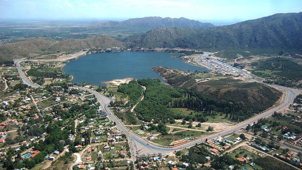El embalse de Potrero de los Funes no solo funciona como centro recreativo, sino que representa una reserva vital para el abastecimiento y el equilibrio del ecosistema regional.