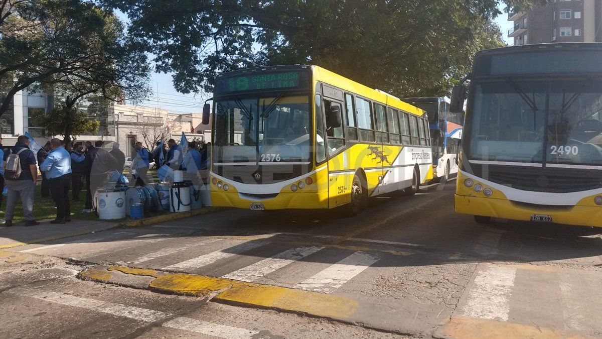 Sebastián Alen, vocero de UTA Santa Fe, habló por AIRE y explicó que los trabajadores reclaman Sebastián Alen, vocero de UTA Santa Fe, habló por AIRE y explicó que los trabajadores reclaman