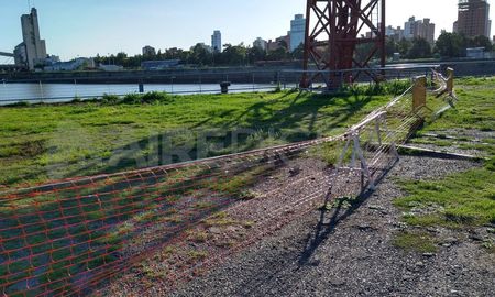 Desde el Puerto, solicitan a la gente no circular ni acercarse a menos de 10 metros del borde del muelle que se desmoronó. Desde el Puerto, solicitan a la gente no circular ni acercarse a menos de 10 metros del borde del muelle que se desmoronó.