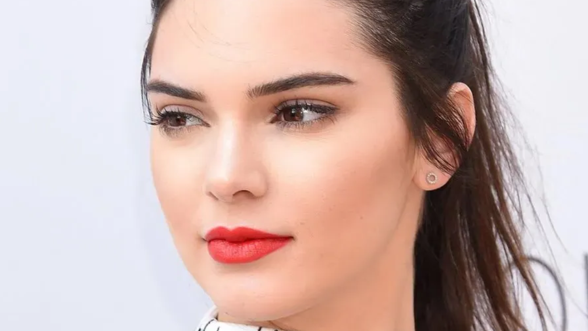 La ceja plana es tendencia.