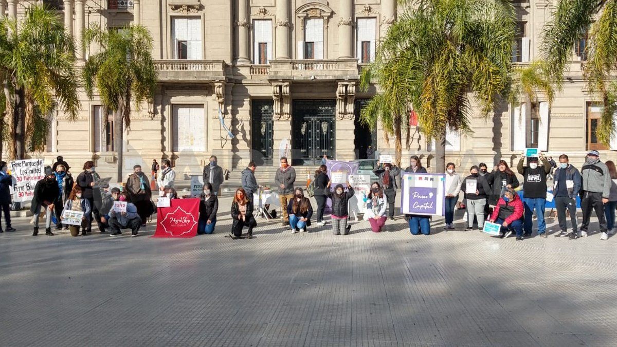 Feriantes y emprendedores santafesinos montaron sus puestos frente a Casa de Gobierno para reclamar por la suspensión de su actividad. 