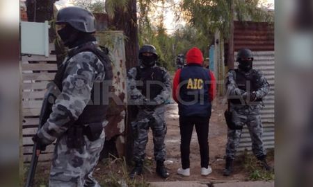 Los investigadores junto a fuerzas de irrupción durante el allanamiento. Los investigadores junto a fuerzas de irrupción durante el allanamiento.