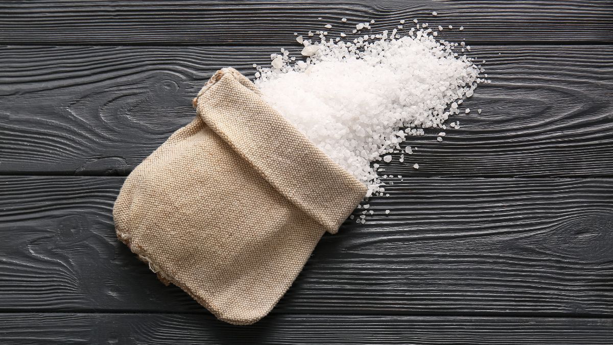 Colocar una bolsita de sal en la cartera ayuda a neutralizar humedad y olores. Colocar una bolsita de sal en la cartera ayuda a neutralizar humedad y olores.