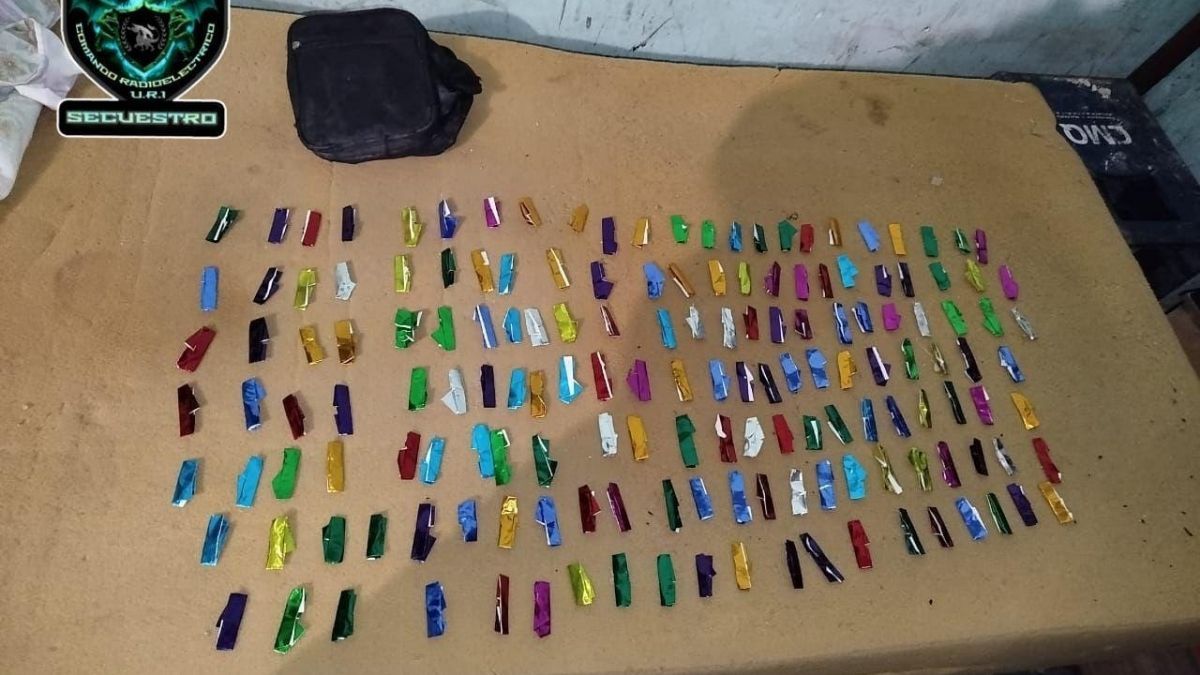 El material estupefaciente encontrado en la bandolera, en barrio Sarmiento El material estupefaciente encontrado en la bandolera, en barrio Sarmiento