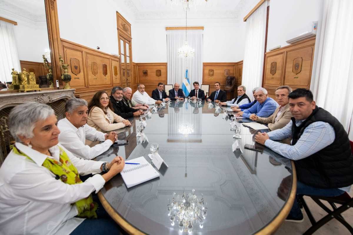 Reunión entre el Gobierno nacional y dirigentes de la CGT. Reunión entre el Gobierno nacional y dirigentes de la CGT.