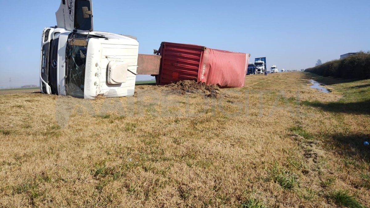 Tres camiones y una camioneta chocaron en la autopista a Buenos Aires: hay dos muertos.