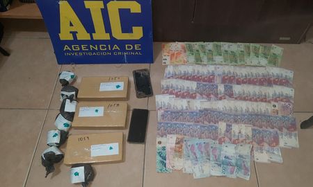 Junto a la droga, los investigadores secuestraron dinero y celulares. Junto a la droga, los investigadores secuestraron dinero y celulares.