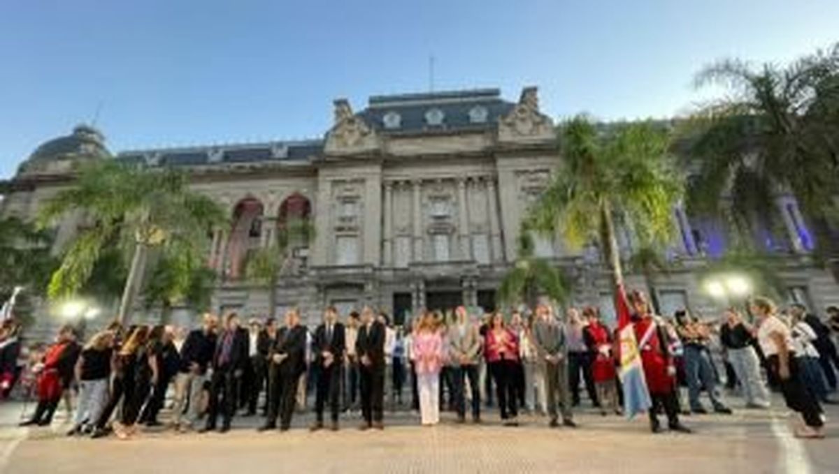 Santa Fe ratifica su compromiso de mantener viva la memoria del Brigadier López y transmitir sus valores. Santa Fe ratifica su compromiso de mantener viva la memoria del Brigadier López y transmitir sus valores.