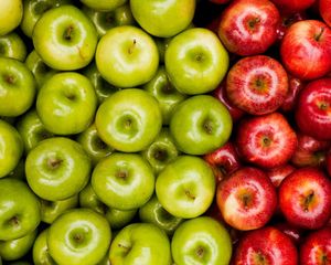 Manzana verde o roja, ¿qué cambia entre ambas y cuál tiene más azúcar? Manzana verde o roja, ¿qué cambia entre ambas y cuál tiene más azúcar?