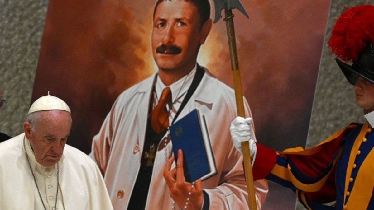 El papa Francisco proclamó este domingo santo al enfermero ítalo-argentino Artémides Zatti