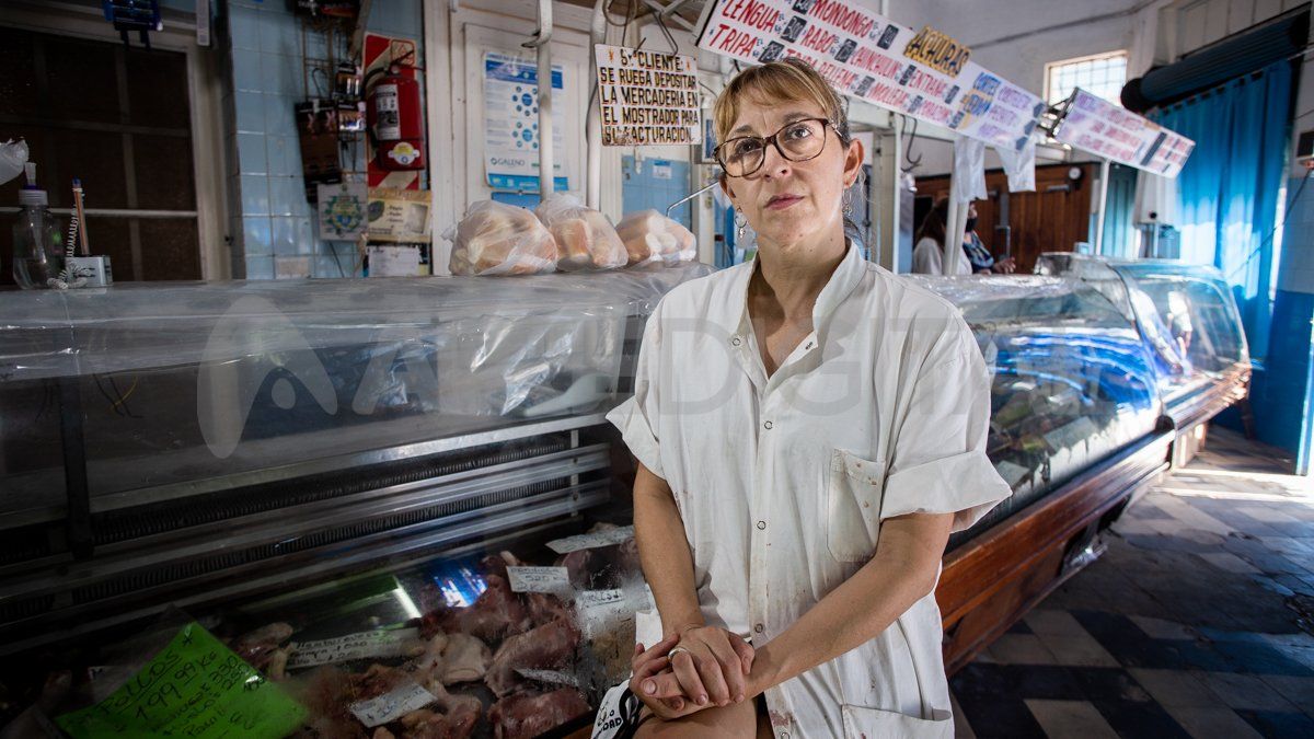 Claudia Odasso es carnicera. A los 15 años despostó su primera media res. Más de 30 años después