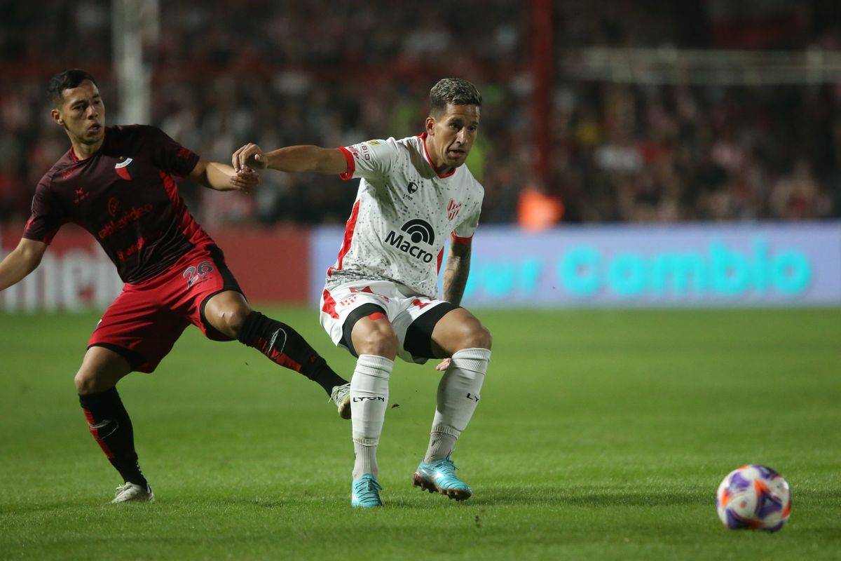 Colón e Instituto se fueron a los vestuarios con un empate sin goles.