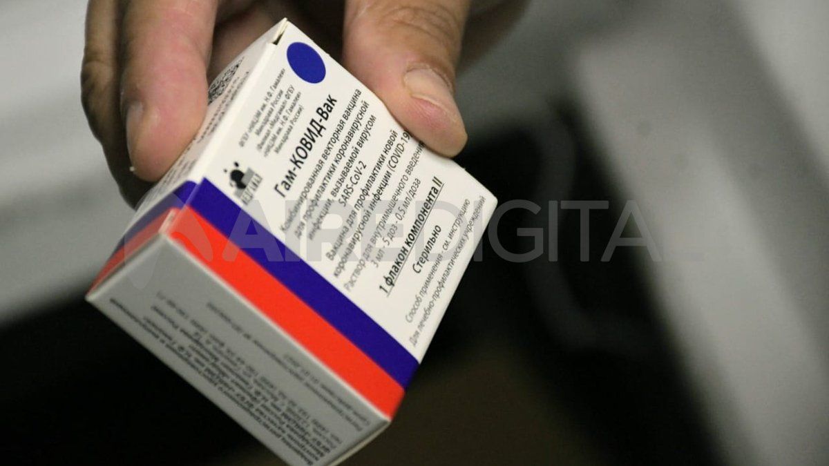 Rusia informó que un estudio del Fondo de Inversión Directa comprobó que los sueros de sangre de personas vacunadas con Sputnik V tuvieron actividad neutralizadora contra las nuevas variantes de coronavirus.