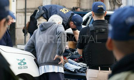 El momento en que personal de la TOE encontró el bolso que tenía restos de anfetaminas. El momento en que personal de la TOE encontró el bolso que tenía restos de anfetaminas.