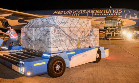 Este martes a las 20.07, arribó al país el vuelo AR1061 con 709.085 dosis de la vacuna Sputnik V. Este martes a las 20.07, arribó al país el vuelo AR1061 con 709.085 dosis de la vacuna Sputnik V.