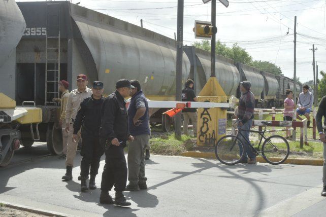 Caminaba con auriculares, cruzó la vía, la atropelló un tren y murió