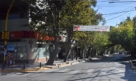 Le fue infiel a su novia y ella lo escrachó con un insólito pasacalles que se hizo viral Le fue infiel a su novia y ella lo escrachó con un insólito pasacalles que se hizo viral