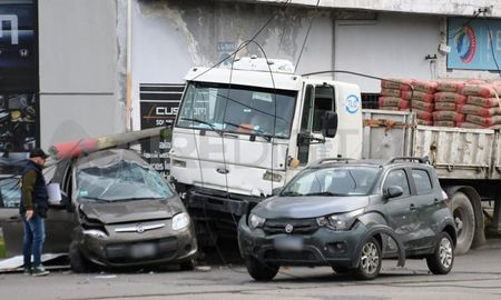 El vehículo fuera de control embistió a una fila de autos que esperaba la luz verde. El vehículo fuera de control embistió a una fila de autos que esperaba la luz verde.