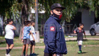 La historia del Bocón Torres: el exjugador de Colón que saca a los pibes de la calle entre tiros y narcos