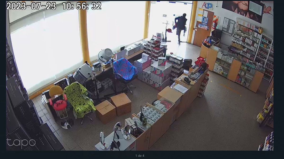 l hecho fue alrededor de las 10.50 de la mañana, a plena luz del día. Pese a eso, el joven ladrón se animó a romper la puerta de vidrio de ingreso. El robo quedó registrado por las cámaras de seguridad del comercio. l hecho fue alrededor de las 10.50 de la mañana, a plena luz del día. Pese a eso, el joven ladrón se animó a romper la puerta de vidrio de ingreso. El robo quedó registrado por las cámaras de seguridad del comercio.