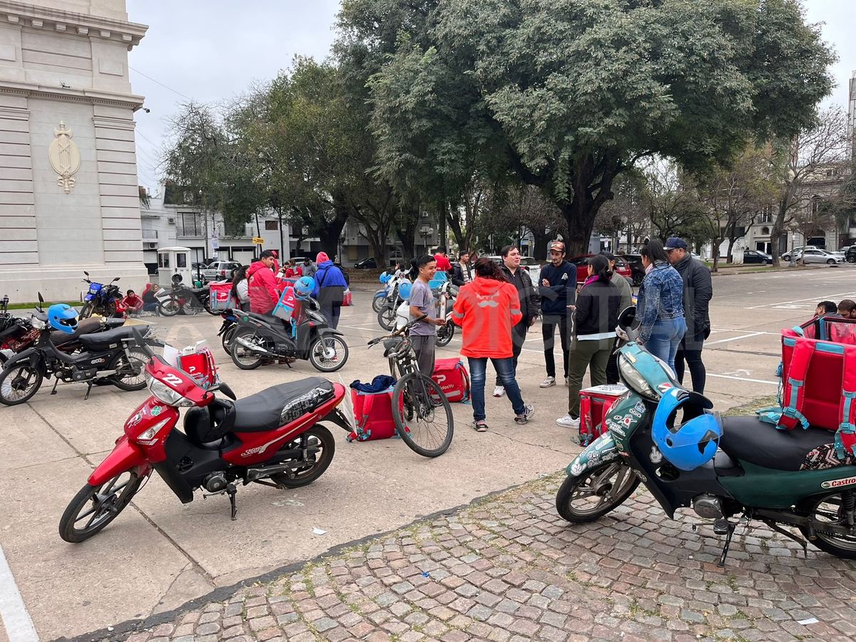 Los cadetes de la ciudad de Santa Fe se concentraron en la explanada de la Legislatura.