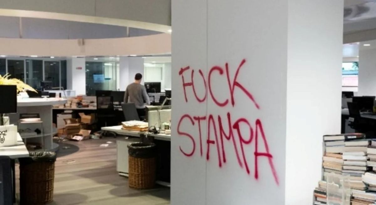 Vandalizaron la redacción del diario La Stampa en Italia. Vandalizaron la redacción del diario La Stampa en Italia.