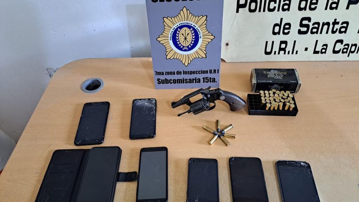 La policía secuestró un revolver 38 cargado y 34 municiones.