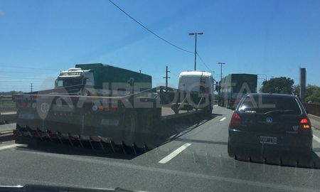 Dos camiones de carga impidieron el paso de otros vehículos en el tercer aliviador de la ruta nacional 168 mano a Rincón. Dos camiones de carga impidieron el paso de otros vehículos en el tercer aliviador de la ruta nacional 168 mano a Rincón.