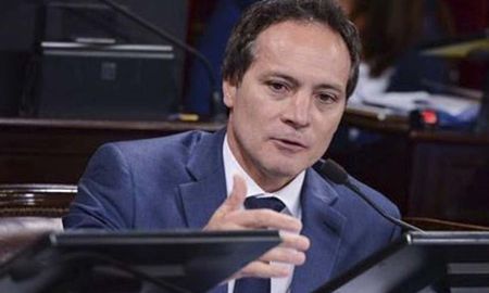 Al senador lo cuestionaron por ser el Jefe del Bloque Unidad Federal integrado por Senadores sospechados de vender su voto a cambio de cargos, dinero y espurios negocios Al senador lo cuestionaron por ser el Jefe del Bloque Unidad Federal integrado por Senadores sospechados de vender su voto a cambio de cargos, dinero y espurios negocios