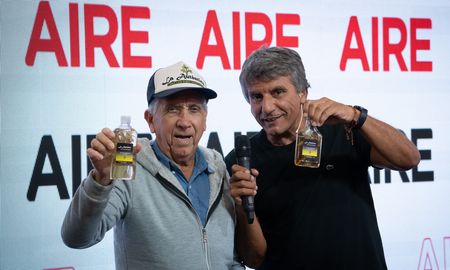 Elio elabora la caña con sus propias plantas de ruda. Elio elabora la caña con sus propias plantas de ruda.