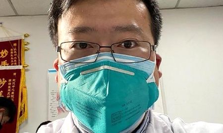 Li Wenliang había advertido sobre el coronavirus a sus colegas y fue acusado por organismos de seguridad de realizar comentarios falsos. Este jueves el virus lo mató. Li Wenliang había advertido sobre el coronavirus a sus colegas y fue acusado por organismos de seguridad de realizar comentarios falsos. Este jueves el virus lo mató.