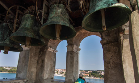 Multan a un sacerdote que tocaba las campanas 200 veces al día Multan a un sacerdote que tocaba las campanas 200 veces al día