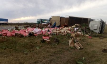 La carga se desparramó por toda la calzada y banquina. La carga se desparramó por toda la calzada y banquina.