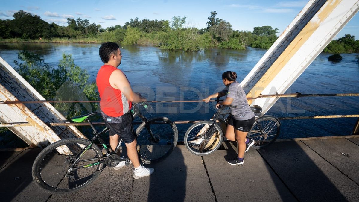 Las autoridades de Protección Civil resolvieron cortar el tránsito de vehículos sobre el camino viejo, que conecta con la calle 21 y desemboca en la ruta 11. Las autoridades de Protección Civil resolvieron cortar el tránsito de vehículos sobre el camino viejo, que conecta con la calle 21 y desemboca en la ruta 11.