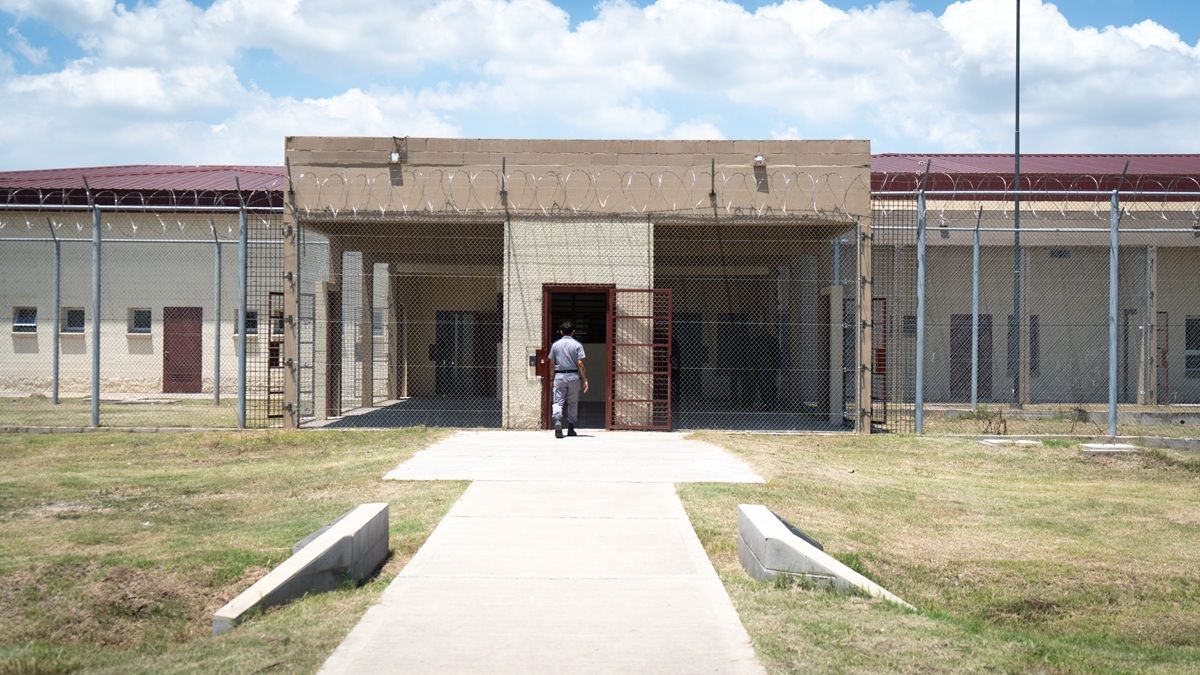 Uno de los procedimientos tuvo lugar en uno de los pabellones del Complejo Penitenciario Federal con asiento en la ciudad de Coronda. 